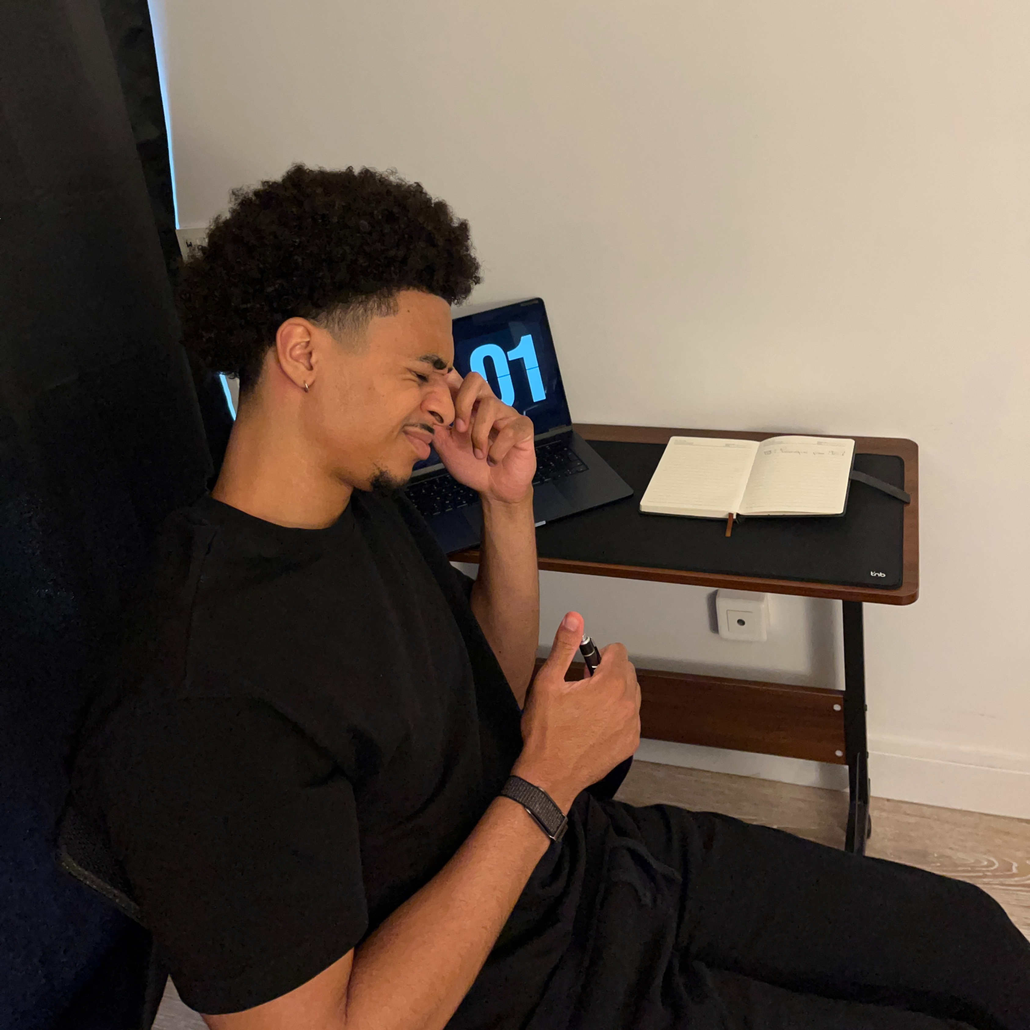 Homme qui se touche le visage suite à une dépression