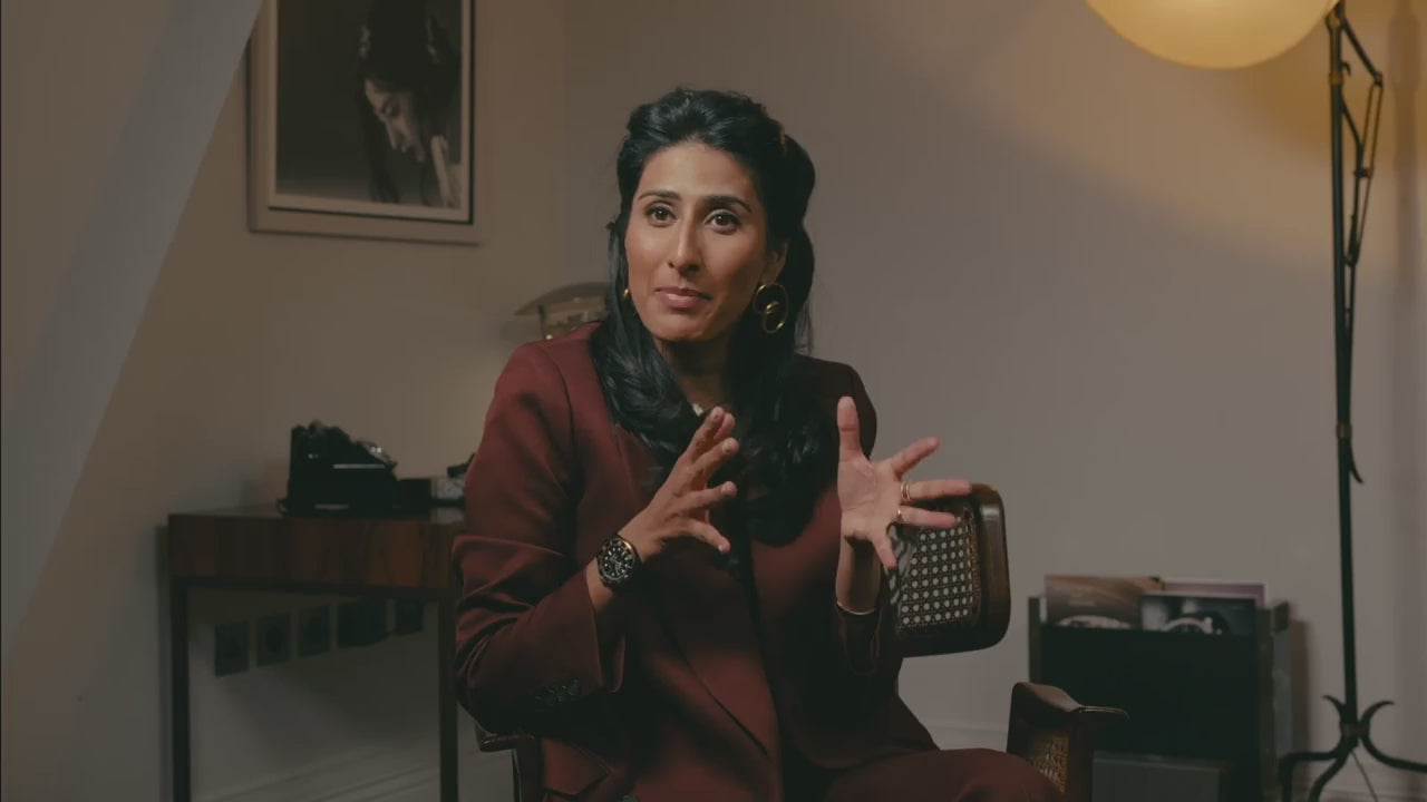 Load video: 2 hommes se rejoignant en plein milieu d&#39;une forêt et se disant bonjour par un tchèque. Tout les deux portant un bracelet biométrique.